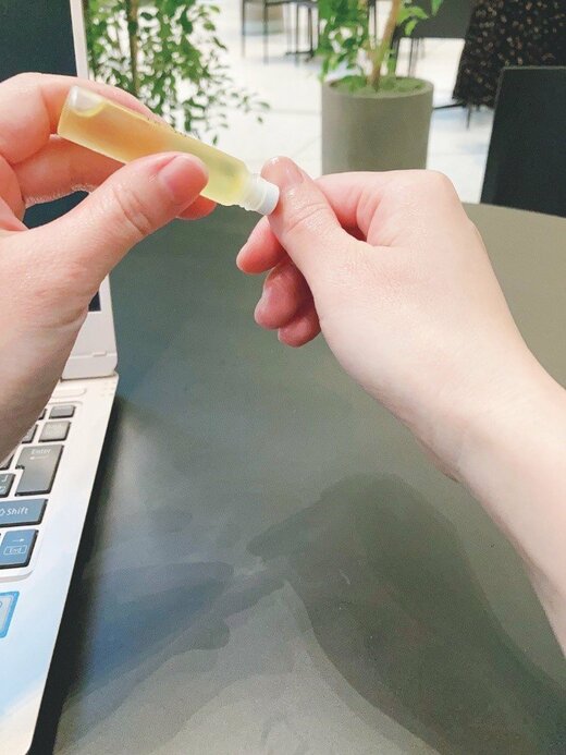 ネイルオイルを指の甘皮に塗っている様子