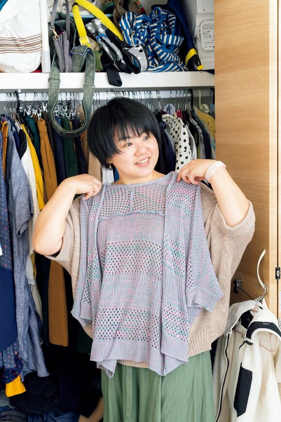 服を前にあてる女性