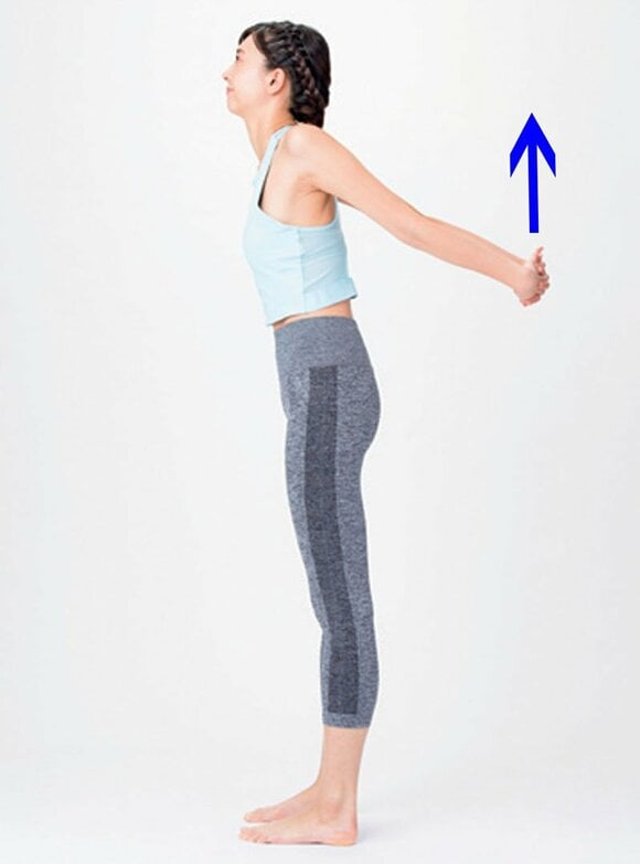 女性手を後ろに組んで上に持ち上げる