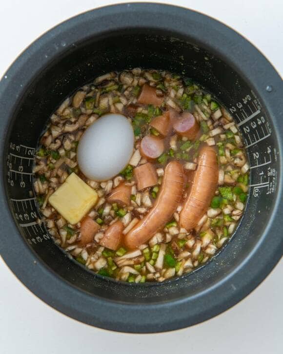 材料を全部炊飯器に入れるだけ