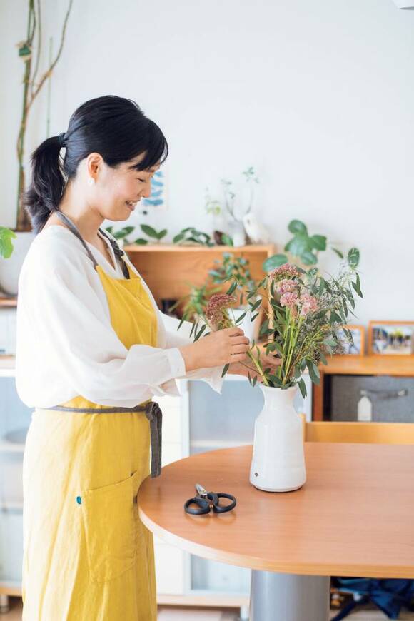 花瓶と女性