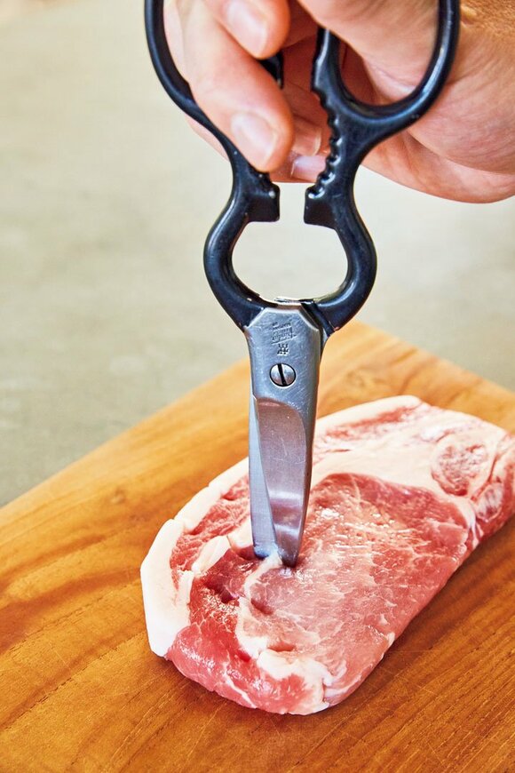 お肉にハサミ