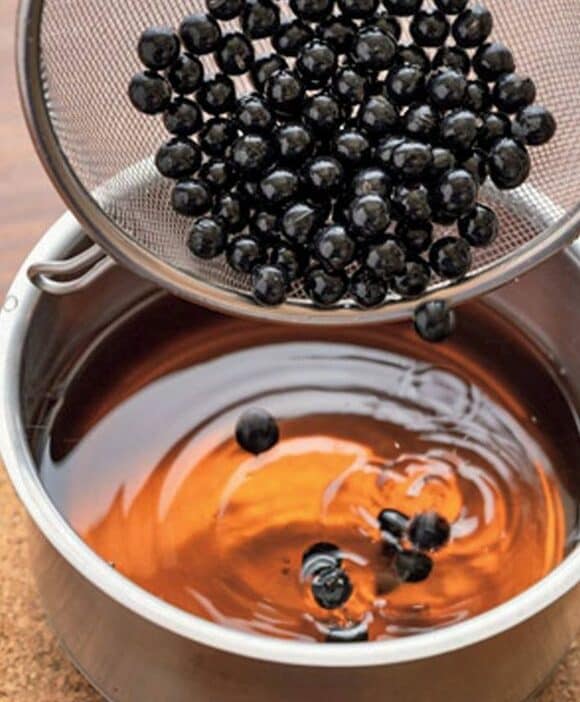 ざるに入った黒豆