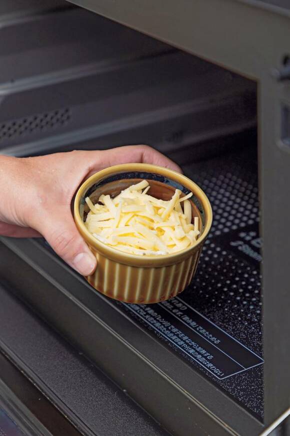 チーズをレンジに入れる様子