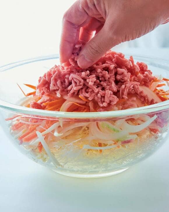 ボウルに豚ひき肉を入れる