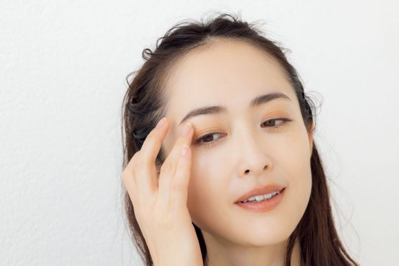 アイパレットを使う女性