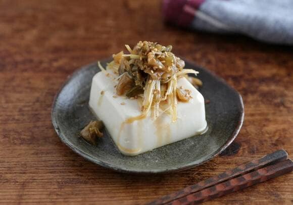 皿に豆腐を盛る