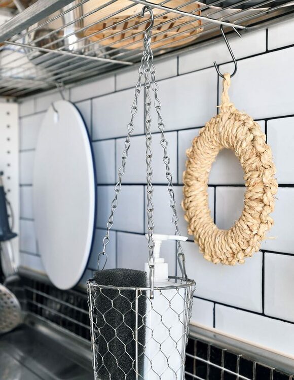 食器洗いグッズは吊り下げに