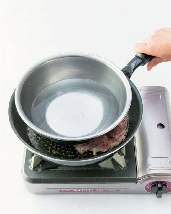 フライパンの上にボウル