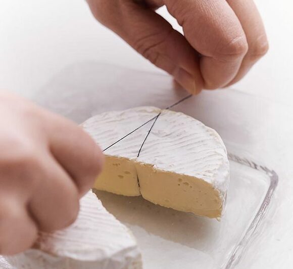 やわらかいチーズはミシン糸でラクラクカット