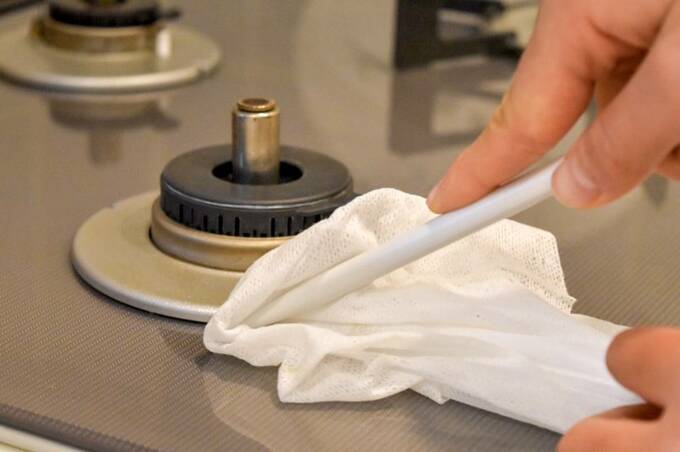 ヘラとシートでコンロ周りを掃除