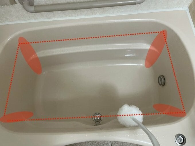 浴槽内をこすり洗い