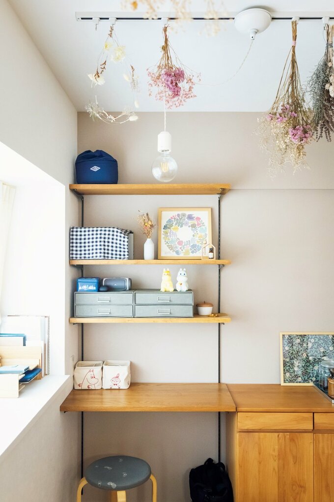 ダイニングキッチンの一角には妻の希望でデスクコーナーを設置