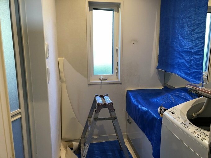 壁紙張り替え中の様子