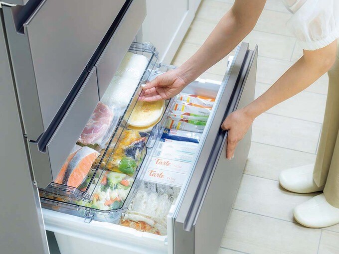 冷凍庫を開けているところ