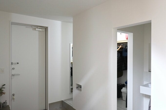 室内から玄関横のシューズクローゼットを見る