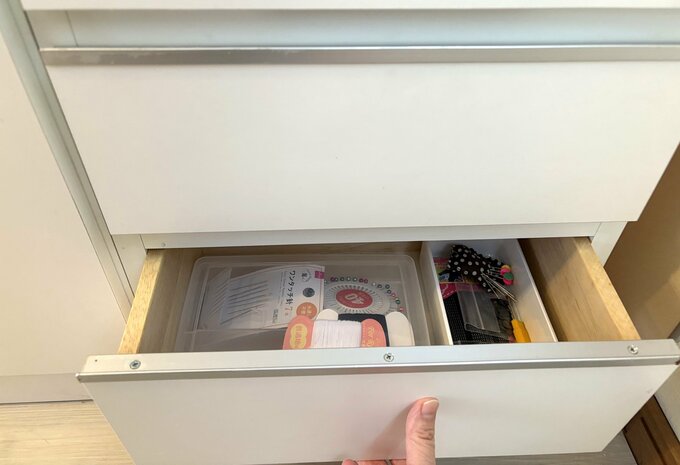名倉さんの引き出しの中。裁縫道具が収納されている