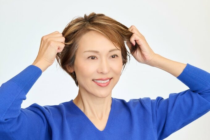 手グシをしている女性