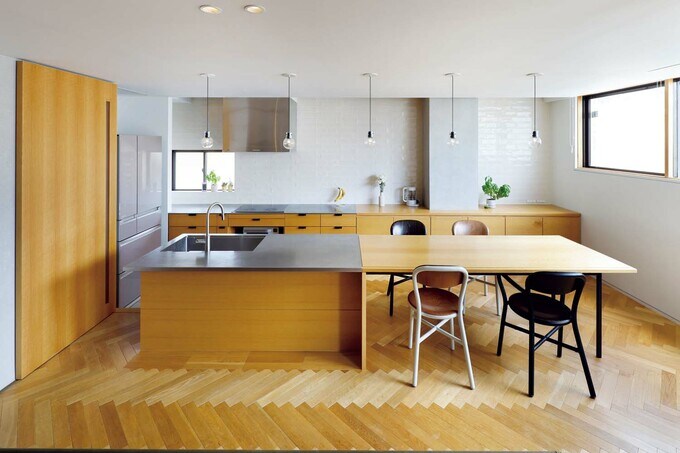 キッチンとダイニングテーブル