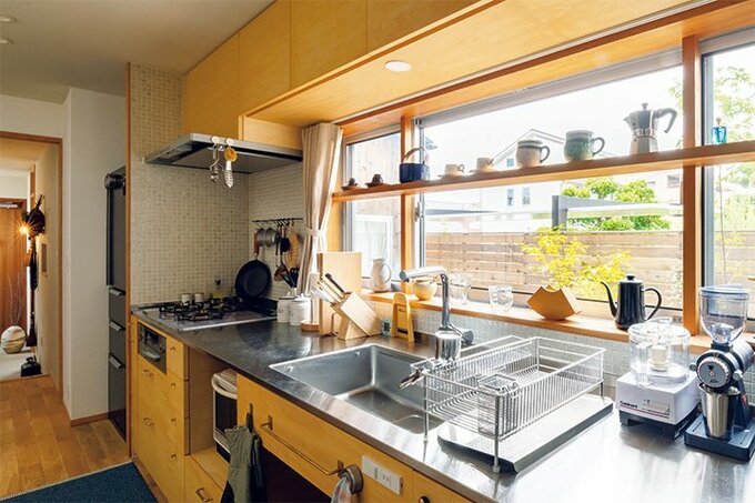 お気に入りの皿を置くために造作した棚