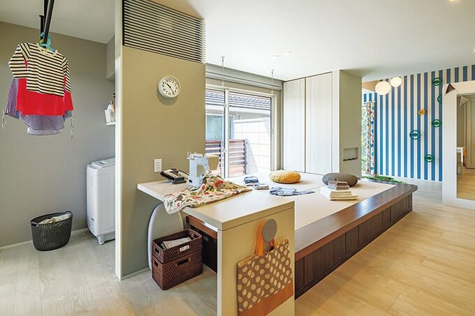 2階の洗濯室とそのそばに設けた畳敷きの家事コーナー（積水ハウス）