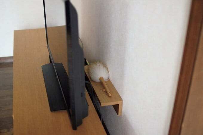 掃除道具、コード類をテレビ裏に棚をつけて目隠しした様子