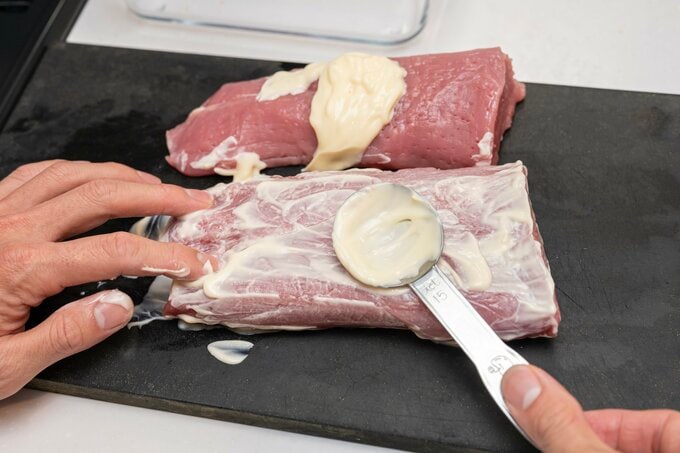 肉にマヨネーズをぬる様子