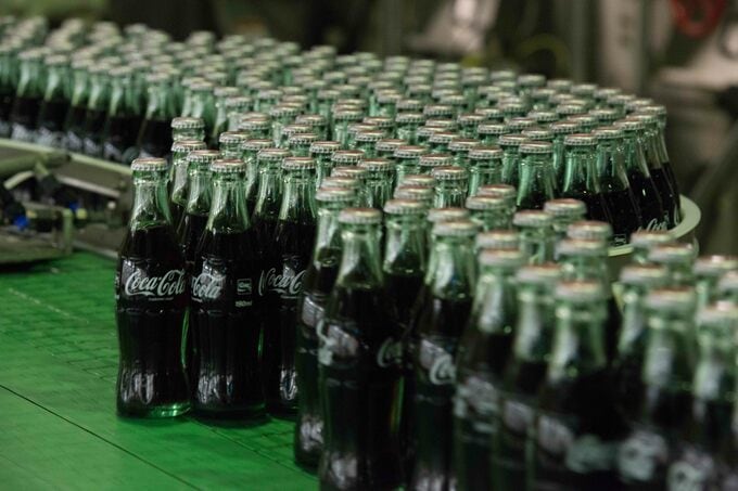 ビンの製造ラインが見られるのは、国内でもここ多摩工場だけ！