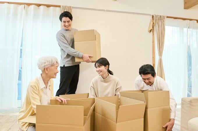 片づけをする親子
