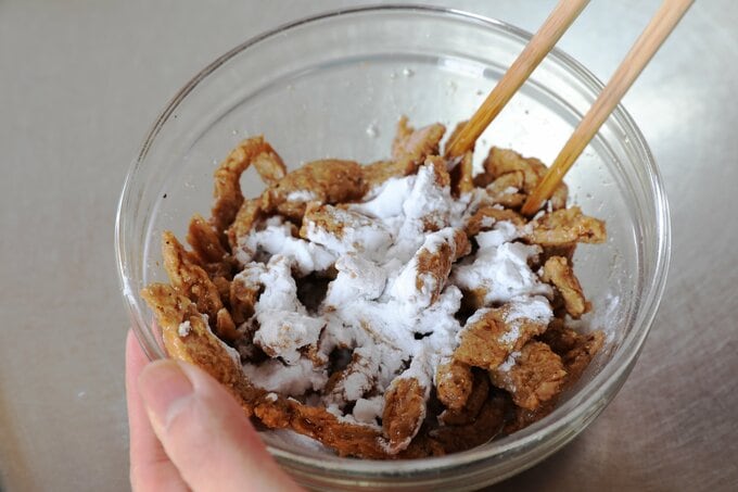 大豆ミートを下味つける