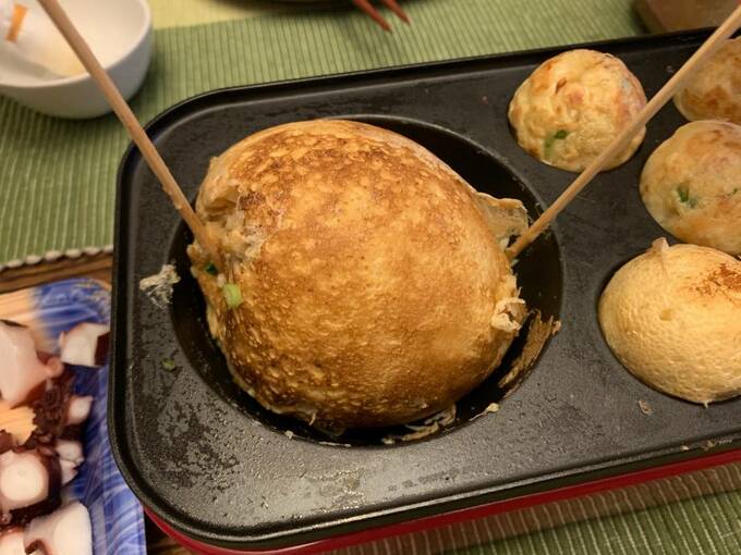 竹串2刀流で形をつくる様子