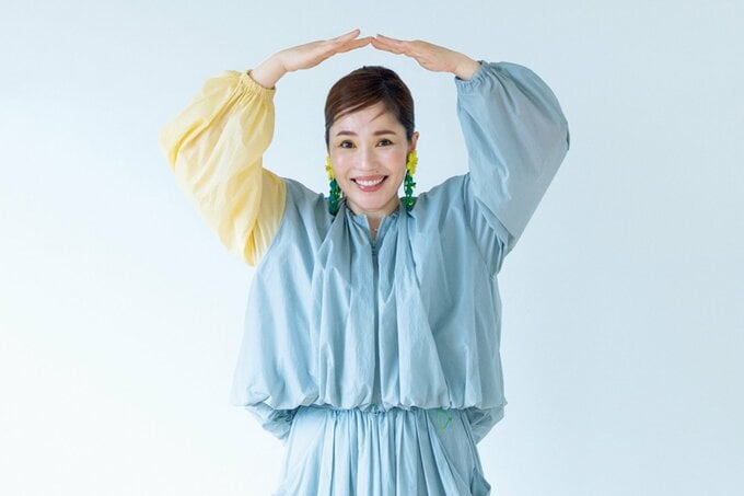 両手で大きく丸をつくる平野ノラさん