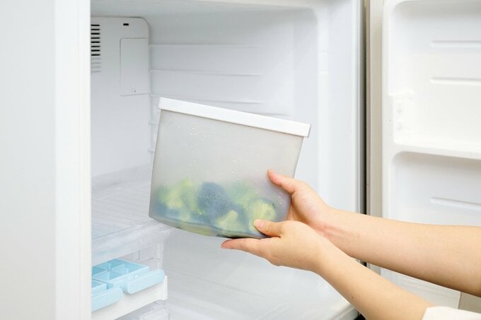 「レンジで使えるシリコンストックバッグ」を冷凍庫に入れる様子