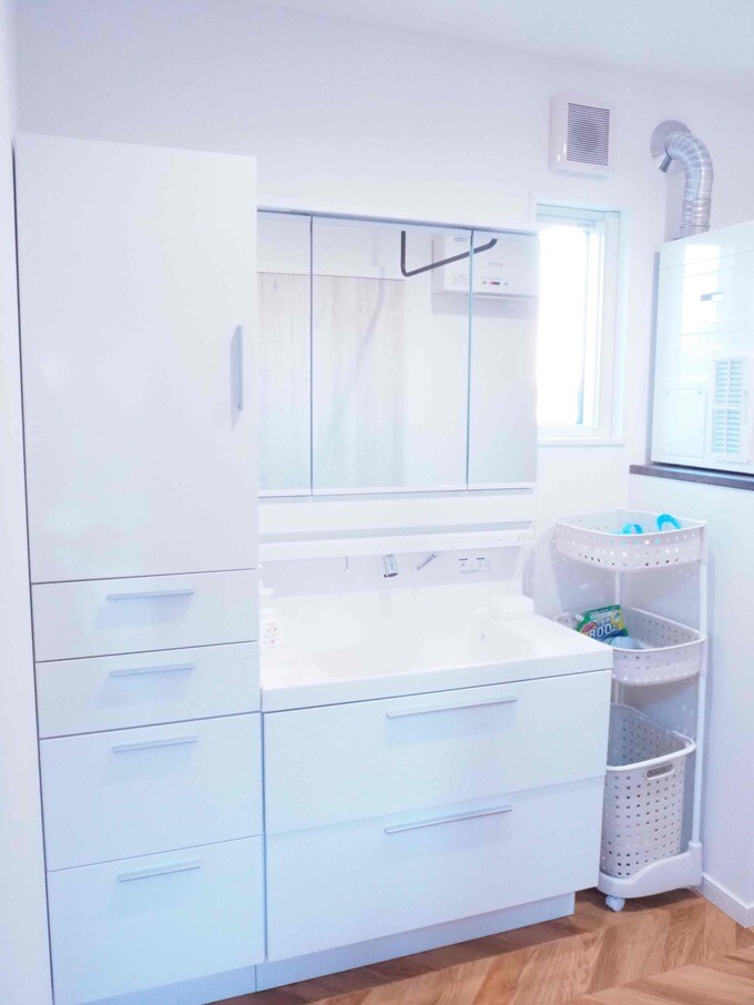 白で統一したシンプルな洗面所