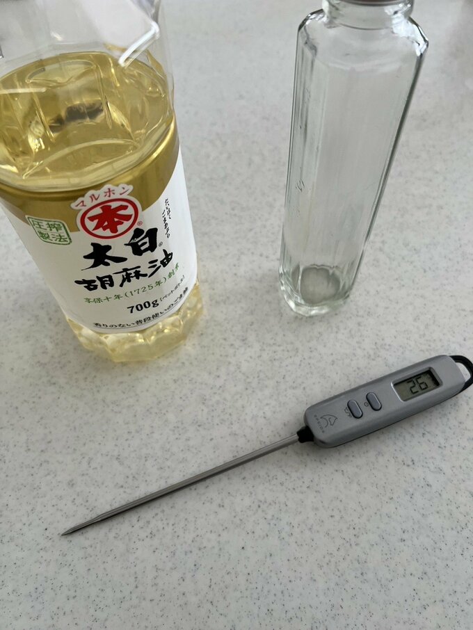 ゴマ油、瓶、温度計