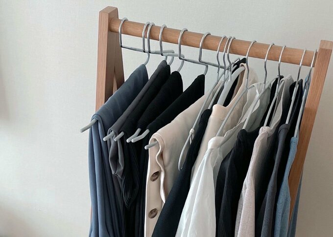 服をハンガーにかける