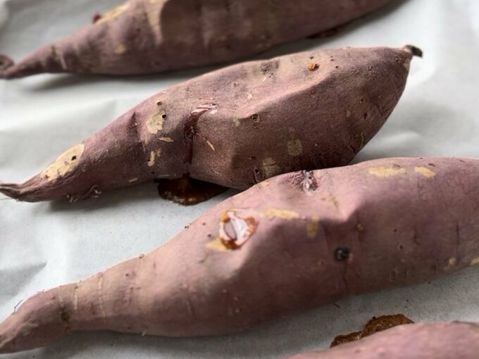 オーブンの天板にサツマイモが並んでいる