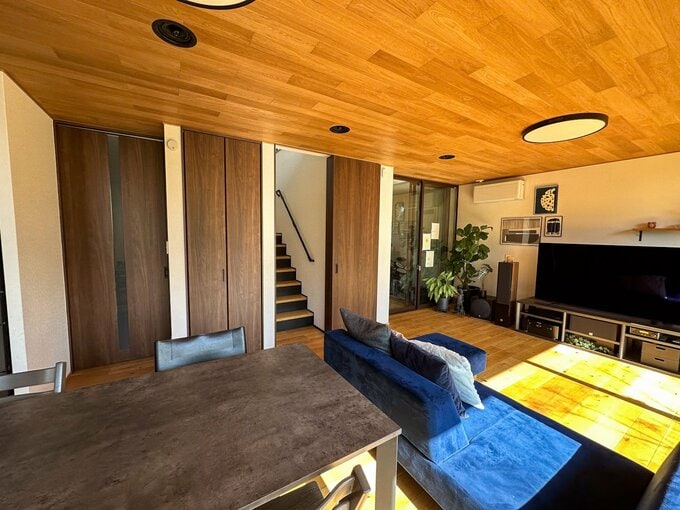 ダイニングからリビングを見る