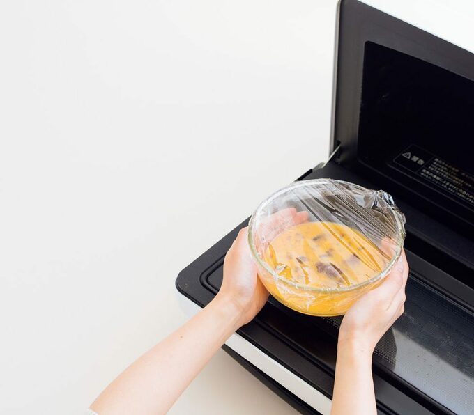 電子レンジにボウルを入れる様子