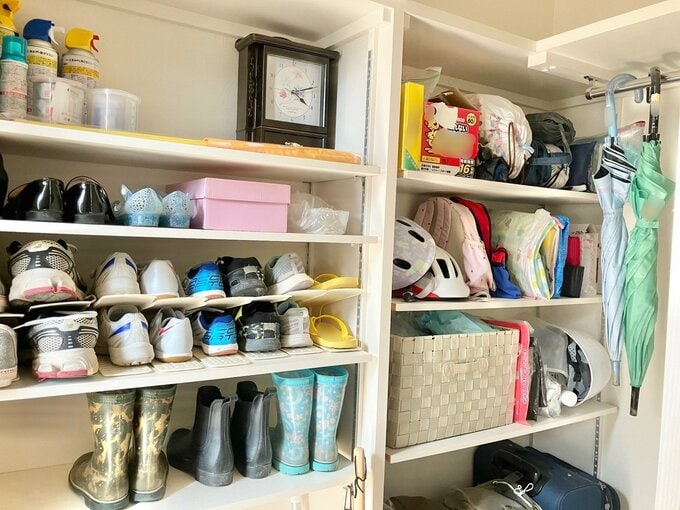 土間収納にしまった靴・雨具・防災グッズ