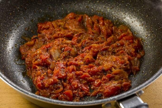 フライパンにホールトマト