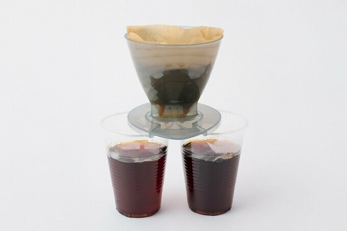 ダブルコーヒードリッパーで2つのカップに同時にコーヒーを入れる様子