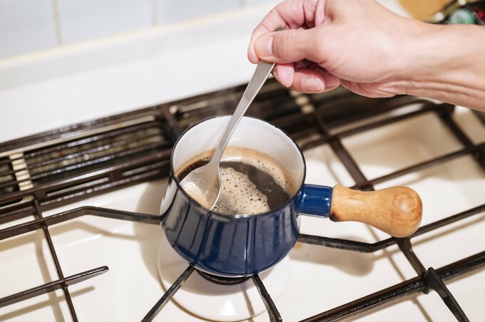 黒蜜は、ブロックタイプの黒糖とお水を入れ、丁寧にアクを取りながら煮詰めるだけ。黒糖のミネラル感があって、でも後味はスッキリなところがグッドです