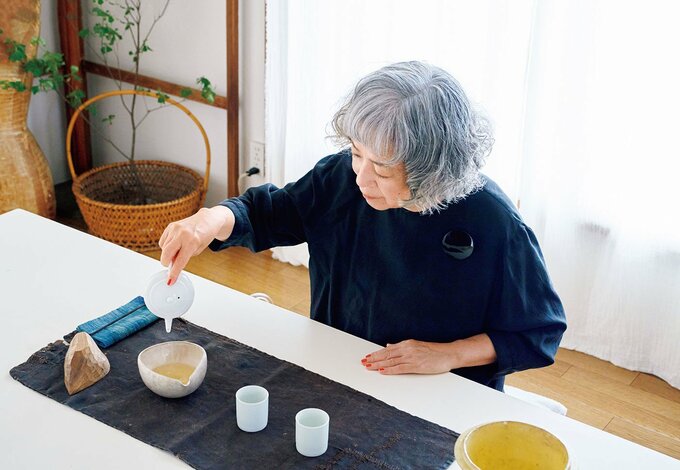 お茶をくみする山中とみこさん