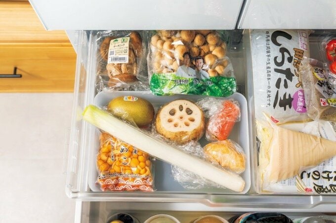 野菜室に並んだ使いかけのねぎやにんじんなどの野菜