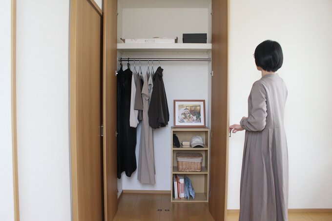 ウォークインクローゼットをあけるあさこさん