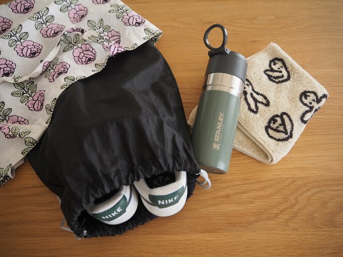 水筒や靴などの写真