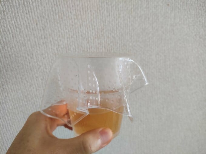 お茶が入ったコップに伸びラップ