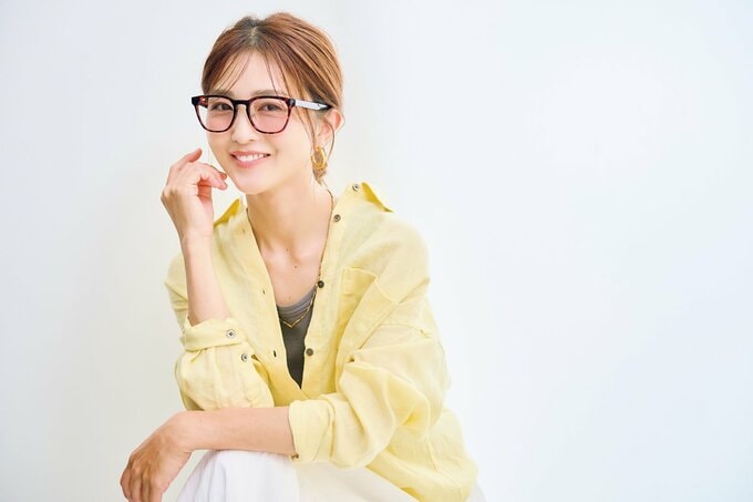 メガネっぽいデザインのサングラスをかけて微笑む女性