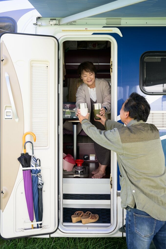 キャンピングカーで過ごす岡本さん夫婦
